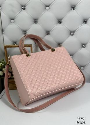 Елегантна, ніжно рожева жіноча сумка,  жорстка форма, має довгий ремінь