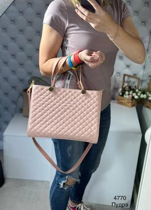 Элегантная, нежно розовая женская сумка, жесткая форма, имеет длинный ремень6 фото