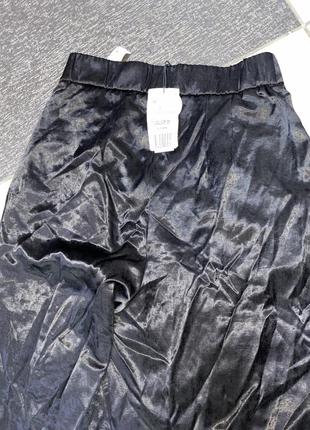Черные атласные брюки из вискозы палаццо брюки клеш zara stradivarius расклешенное брюки с защипами сатиновая брюка шёлковая брючина7 фото