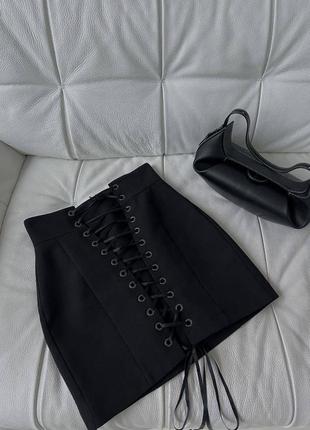 Спідниця міні з люверсами коротка юбка на зав'язках на шнурівці висока посадка чорна трендова стильна