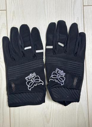 Спортивные перчатки