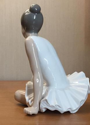 Порцелянова статуетка nao (by lladro) «сидяча балерина».3 фото