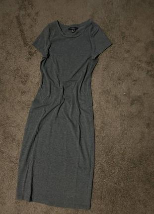 Серое облегающее платье миди1 фото