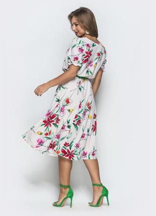 Бежева сукня з софту в яскравий квітковий принт3 фото
