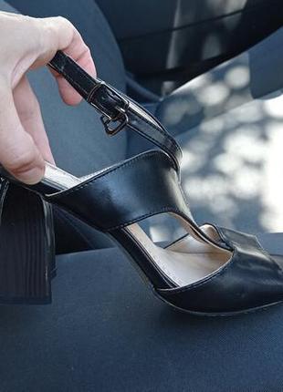 Стильні босоніжки на невеликому каблучку6 фото