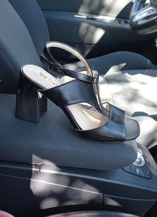 Розпродаж %%%стильні босоніжки на невеликому каблучку