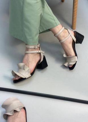 Эксклюзивные босоножки из итальянской кожи и замши женские на каблуке воланы5 фото