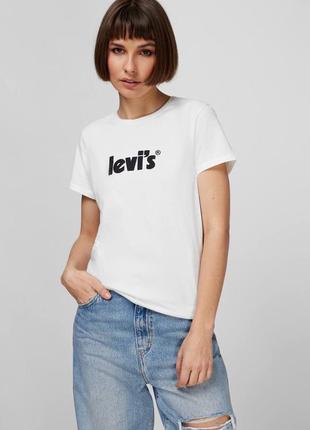 Футболка levis з логотипом на груді