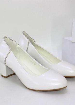 Білі красиві туфлі на стійких підборах 6 см