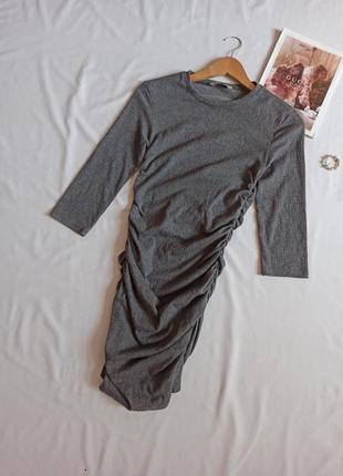 Серое фактурное платье с драпировкой/сборкой4 фото