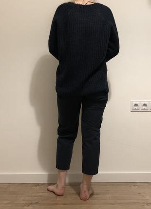 В'язаний темно-синій светр з v вирізом8 фото