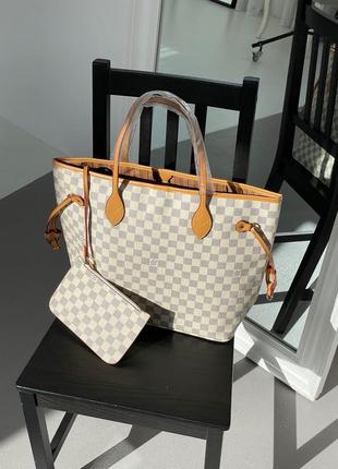 Вместительная светлая сумка бренда louis vuitton6 фото