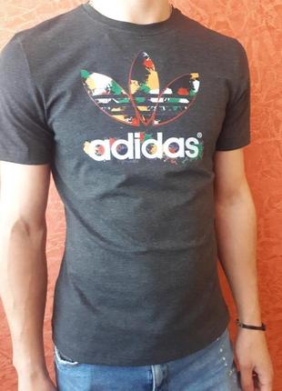 Серая футболка adidas