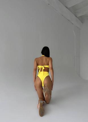 Жовтий відкритий суцільний купальник4 фото