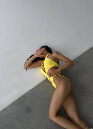 Жовтий відкритий суцільний купальник7 фото