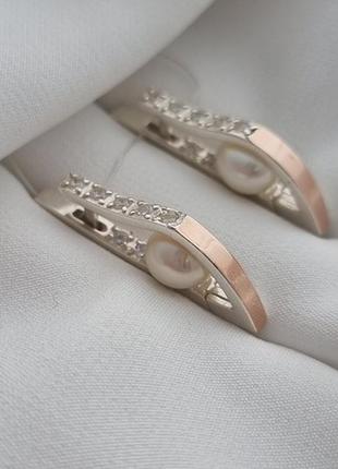 Серебряные серьги с золотыми напайками белыми цирконами и жемчугом1 фото