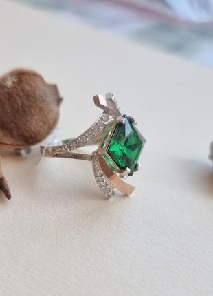 Серебряное кольцо с золотыми вставками белыми и зеленым фианитами8 фото