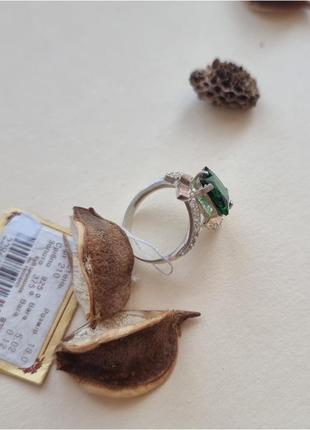 Серебряное кольцо с золотыми вставками белыми и зеленым фианитами10 фото