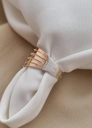 Серебряное кольцо с золотыми напайками и белыми фианитами широкое шанель7 фото