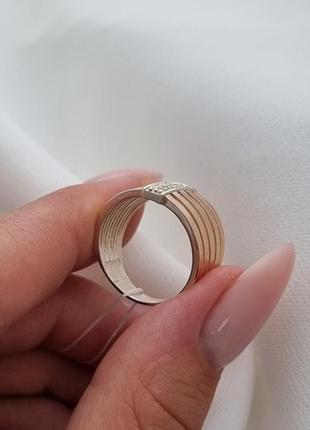 Серебряное кольцо с золотыми напайками и белыми фианитами широкое шанель6 фото