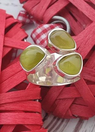 Серебряное кольцо с зелеными камнями улексита