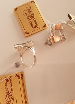 Серебряный набор квадратной формы с фианитами и золотыми пластинами