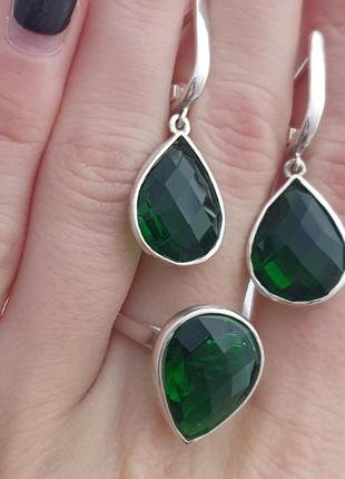 Серебряный комплект серьги и кольцо с большими зелеными камушками4 фото