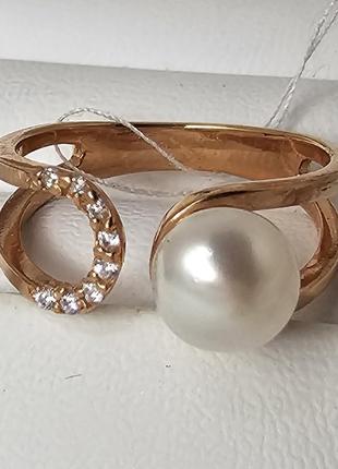 Серебряное кольцо с позолотой и белой жемчужиной незамкнутое2 фото