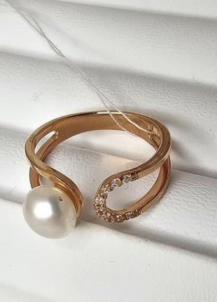 Серебряное кольцо с позолотой и белой жемчужиной незамкнутое4 фото