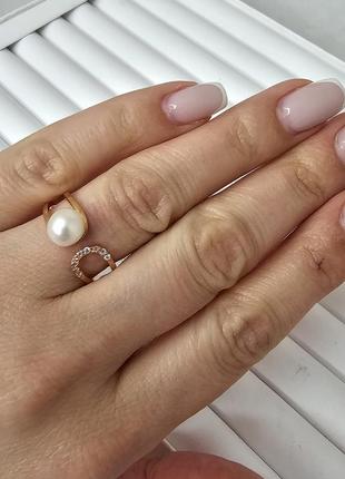 Серебряное кольцо с позолотой и белой жемчужиной незамкнутое9 фото