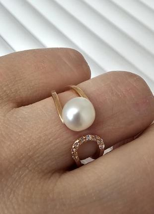 Серебряное кольцо с позолотой и белой жемчужиной незамкнутое3 фото