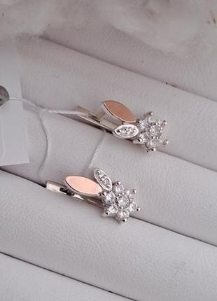 Серебряные серьги каприз в виде цветочков с золотыми напайками и фианитами5 фото
