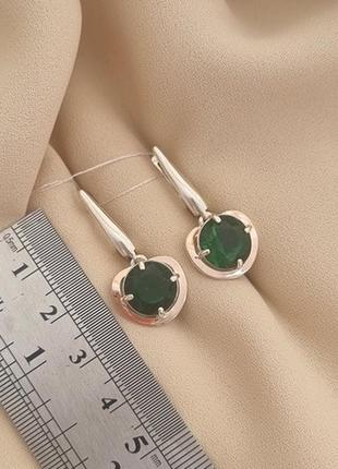 Срібні сережки із золотими вставками та зеленим камінням8 фото