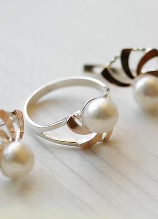 Комплект из серебра кольцо и серьги с золотыми вставками и жемчугом3 фото