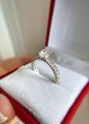 Серебряное кольцо с белыми круглыми фианитами разного размера2 фото