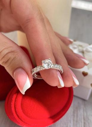 Серебряное кольцо с белыми круглыми фианитами разного размера 9