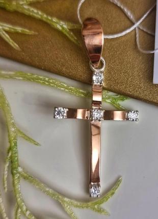Серебряный крестик с золотыми напайками и белыми круглыми фианитами