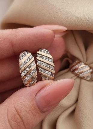 Срібний гарнітур каблучка та сережки із діагональними золотими пластинами й білими фіанітами3 фото