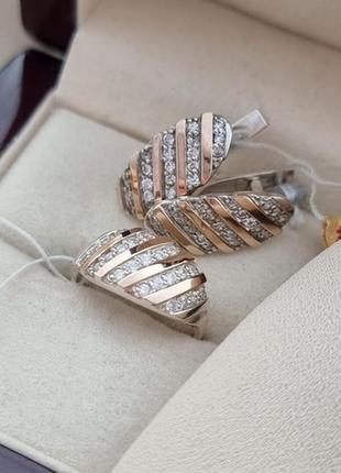 Срібний гарнітур каблучка та сережки із діагональними золотими пластинами й білими фіанітами4 фото