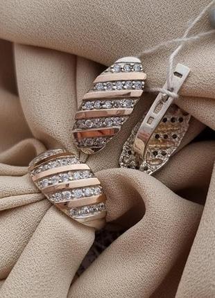 Срібний гарнітур каблучка та сережки із діагональними золотими пластинами й білими фіанітами5 фото