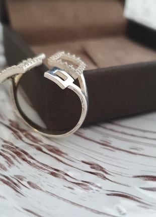 Серебряное кольцо с фианитами незамкнутое10 фото