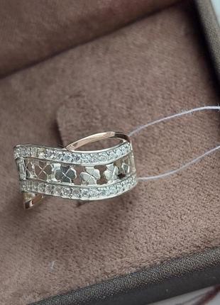 Кольцо серебряное с золотыми пластинами вставкой в виде листьев клевера и белыми фианитами