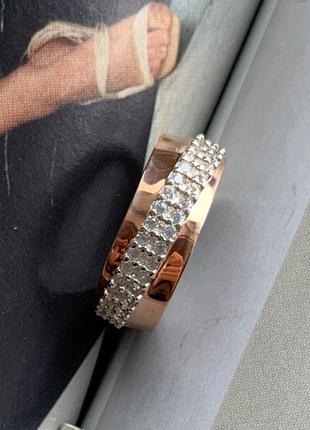 Серебряное кольцо из золотыми диагональными вставками и россыпью цирконов