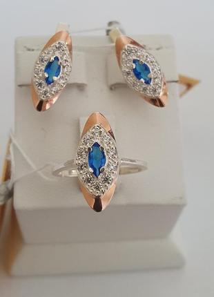 Женский серебряный комплект кольцо и серьги с разными цветами камней и вставками золота1 фото