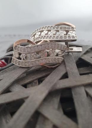 Комплект серебряный кольцо и серьги с золотыми лепестками клевера и белыми фианитами7 фото