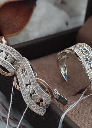 Комплект серебряный кольцо и серьги с золотыми лепестками клевера и белыми фианитами10 фото