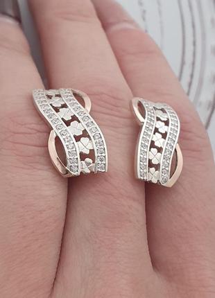 Комплект серебряный кольцо и серьги с золотыми лепестками клевера и белыми фианитами3 фото