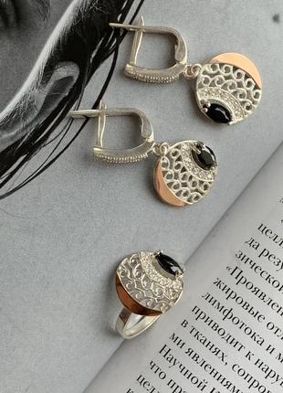 Красивий срібний комплект прикрас сережки та каблучка з золотими вставками та фіанітами5 фото