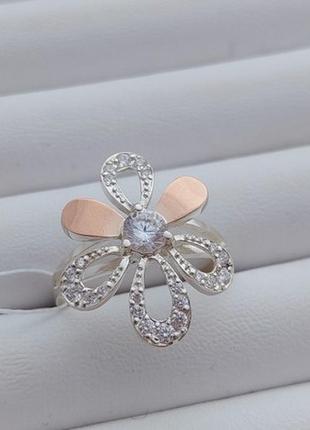 Кольцо серебряное цветок милена с золотыми напайками и фианитами1 фото
