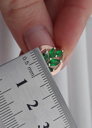 Гарнитур серебряный кольцо и серьги мелиса с золотом и зелеными фианитами9 фото